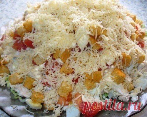 Салат с курицей, сыром и сухариками