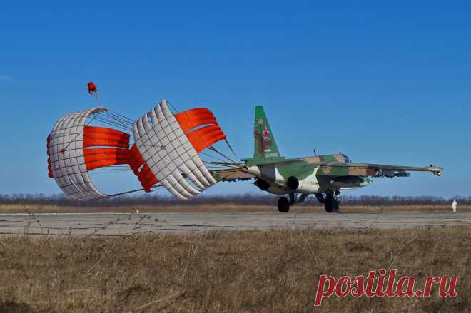 Знаменитый Су-25 «Грач» (Frogfoot по НАТОвской классификации), прекрасно проявивший себя в Афганистане и множестве других военных конфликтов, до сих пор актуален и регулярно модернизируется.