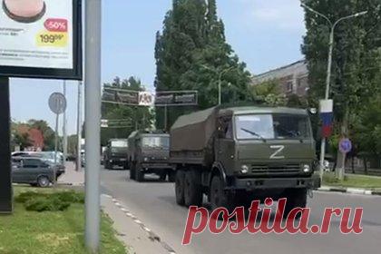 Чеченскую колонну заметили в нескольких километрах от Ростова-на-Дону. Бойцы отряда специального назначения «Ахмат» были замечены в городе Аксай, расположенном в Аксайском районе Ростовской области. «Спецназ "Ахмат" Росгвардии по Чеченской Республике прибыл в город Аксай в нескольких километрах от Ростова-на-Дону», — говорится в сообщении.