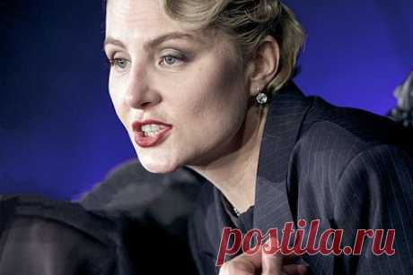 Рената Литвинова решила подать в суд на трансгендерную модель Наталью Максимову. Российская актриса Рената Литвинова сообщила о намерении подать в суд на трансгендерную модель Наталью Максимову. Ранее Максимова назвала отношения с артисткой «абьюзивными», после чего Литвинова обвинила ее в клевете, а также обмане доверия и воровстве, заявив о том, что модель являлась ее ассистенткой.