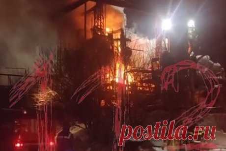 На коксогазовом заводе в Подмосковье произошел взрыв. В подмосковном Видном произошел взрыв в цеху Московского коксогазового завода (Москоксе), сообщили в пресс-службе областного ГУ МЧС России. «Горит насосная колонна с бензолом. Открытое горение строения 20 на 10 метров высотой 20 метров», — уточнили в ведомстве. Отмечается, что огнем охвачено все здание.
