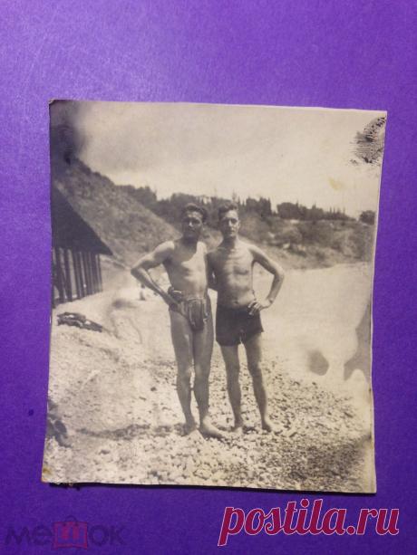 аф8-127г 1945 Крым Алупка - Сара ? Юноши в трусах стоят на берегу ххх