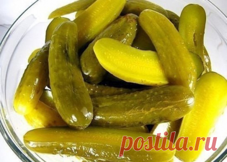 РЕЦЕПТ САМЫХ ВКУСНЫХ СОЛЕНЫХ ОГУРЦОВ 
 
У огурцов срезаем кончики и погружаем их в ведро со студеной, соленой водой (3 столовые ложки соли на 1 литр воды) на 12 часов. 
 
Затем в простерилизованные банки (допустим, в трехлитровые) закладываем на дно хрен, 4-5 смородиновых листов, 3 листа вишни, 2 головки укропа и 6-8 порезанных (так он выделяет больше эфирных масел) на дольки чесночков. 
 
Далее ставим огурчики впритык и сверху снова кладем 5-6 смородиновых листов, 2 зонтика укропа, 1 лист