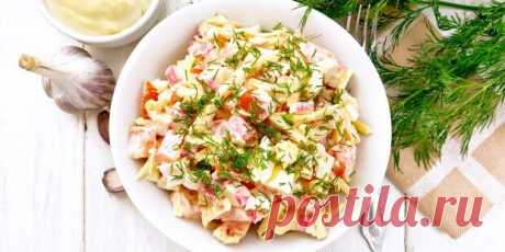 10 оригинальных салатов со свежими помидорами - БУДЕТ ВКУСНО! - медиаплатформа МирТесен 1. Салат с помидорами, крабовыми палочками и сыром Ингредиенты 200 г крабовых палочек; 1 красный болгарский перец; 2 крупных помидора; 100 г твёрдого сыра; 1 зубчик чеснока; 3 столовые ложки майонеза; 3–4 веточки укропа. Приготовление Нарежьте крабовые палочки, перец и помидоры небольшими