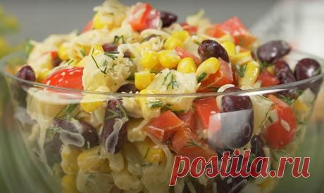 Найпростіший салат «Мексиканський» - готуємо за 5 хвилин Найпростіший салат, який можна приготувати за 5 хвилин. Він і для щоденного меню підійде, і для святкового. Виходить смачний, яскравий і досить апетитно виглядає. Необхідні продукти банка консервованої кукурудзи банка ананасів банка червоної консервованої квасолі 1 солодкий перець 100 грам сиру половина цибулини пучок кропу сіль, перець за смаком майонез Приготування Видаляємо у солодкого перцю […]