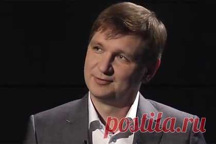 В банке «Тинькофф» назвали сроки перерегистрации головной структуры в Россию. Перерегистрация головной структуры банка «Тинькофф» — TCS Group — с Кипра на остров Русский в Приморском крае может завершиться в первом-втором квартале 2024 года. Об этом заявил глава правления кредитной организации Станислав Близнюк. После акционеры вернутся к обсуждению вопроса о выплатах дивидендов.