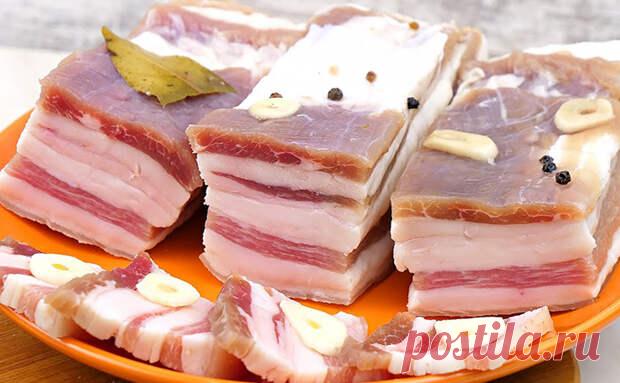 Нашли идеальные пропорции рассола для засолки сала. Маринад моментальный и останется только подождать - Steak Lovers - Медиаплатформа МирТесен Идеальные пропорции рассола для засолки сочного домашнего сала оказались совсем просты. Ингредиенты для них найдутся на любой кухни. Сам маринад делается моментально, затем придется только подождать, пока сало наберет вкус и просолится. Ингредиенты:Свиная грудинка - 1.5 кгВода - 1.5 - 27 апреля - 43064978131 - Медиаплатформа МирТесен