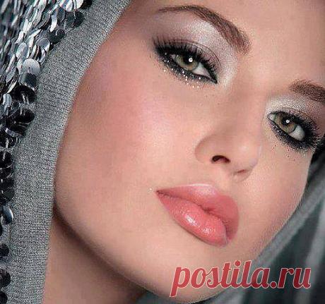 Золото холодное луны.Запах олеандра и левкоя.Хорошо бродить среди покоя.Голубой и ласковой страны.Далеко-далече там Багдад.Где жила и пела Шахризада.Но теперь ей ничего не надо,отзвучал давно звенящий сад.(Есенин) (волшебная страна книг к.н.)