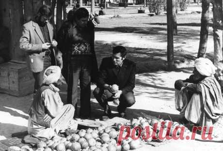 Фарах  1984  год.  Такие  гранаты   я люблю.  Всего-то  по  5  афгани  за  килограмм.  Купили  10  килограмм.  Два  дуканщика  были  очень  рады  своей  прибыли  и  подарили  мне  еще  один  гранат.