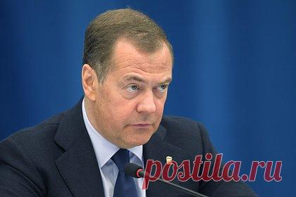 Медведев ответил на введение Великобританией санкций из-за приговора Кара-Мурзе. Зампред Совбеза Дмитрий Медведев, реагируя на решение Великобритании ввести санкции из-за приговора оппозиционному политику и публицисту Владимиру Кара-Мурзе, назвал британских политиков дегенератами. На действия Лондона он ответил в Telegram-канале. Он назвал Британию вечным врагом России.