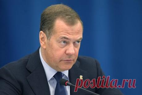 Медведев ответил на введение Великобританией санкций из-за приговора Кара-Мурзе. Зампред Совбеза Дмитрий Медведев, реагируя на решение Великобритании ввести санкции из-за приговора оппозиционному политику и публицисту Владимиру Кара-Мурзе, назвал британских политиков дегенератами. На действия Лондона он ответил в Telegram-канале. Он назвал Британию вечным врагом России.