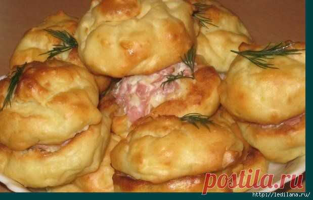 Картофельные профитроли с сырно-ветчинной начинкой.