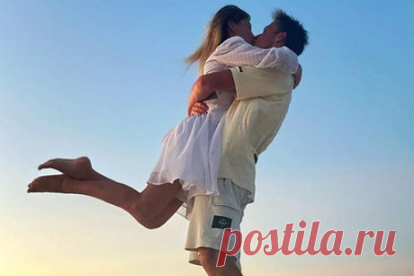 Косторная рассказала о критике в соцсетях из-за фото «с намеком на отношения». Российская фигуристка Алена Косторная в интервью «Ленте.ру» рассказала о критике в социальных сетях из-за публикации фотографий «с намеком на отношения». «Все сразу начинают писать и говорить, что это конец карьеры. Наверное, четверть всех сообщений была об этом. Вначале такие комментарии обижают», — призналась она.