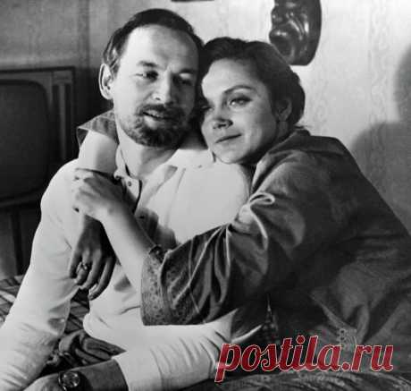 ПОРТРЕТ НА ДВОИХ.
Ирина Купченко и Василий Лановой.
 Личное счастье Ланового связано с временами съёмок фильма "Офицеры" — в 1970 году, в разгар съемок, в его жизни появилась Ирина Купченко. Актриса пришла работать в Театр имени Вахтангова. Наконец-то в его жизни появился надежный тыл. Он всегда был уверен, что творчество не может помешать быть счастливым. Ирина оказалась и прекрасной актрисой, и идеальной женой. Они оба уже знали цену потерям и компромиссам. Знали, скольк...