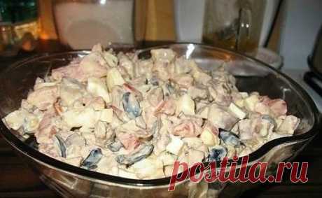 Салат из куриной печени с помидорами
Очень вкусный салатик, получается очень сочный, а еще нежный и пикантный.
Ингредиенты:
Печень куриная — 500 гр.
Помидор (свежий) — 2 шт
Перец сладкий — 1 шт.
Яйцо куриное (отварное) — 3 шт.
Маслины (без косточек) — 100 гр.
Майонез
Специи
Способ приготовления: (Время приготовления — 40 мин)
Куриную печень промыть, отварить в подсоленной воде, остудить и нарезать кубиками. Помидоры и перец порезать кубиками.
Добавить порезанные кубиками яйца, порезанные на