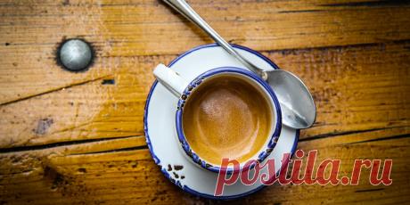 Как заказывать и пить кофе в Италии, чтобы на вас не смотрели косо Итальянцы пьют более 14 млрд чашек с напитками на основе эспрессо в год, что делает их рекордсменами по потреблению кофе в мире. Очень-очень много кофеина! В Италии работать бариста может только человек, прошедший минимум 2, а лучше 3 года обучения. Средний возраст бариста тут — около 45 лет. И этот невероятный опыт чувствуется в тот же…