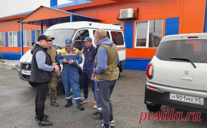 Поиски пропавших на Итурупе туристов приостановили на ночь. Туристическая группа из десяти человек пропала у вулкана Баранского накануне вечером, она перестала выходить на связь. Поиски осложнены низкой облачностью и густым туманом. Они продолжатся в понедельник утром