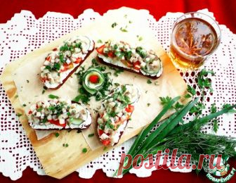 Бутерброды с творогом, сельдью и овощами – кулинарный рецепт