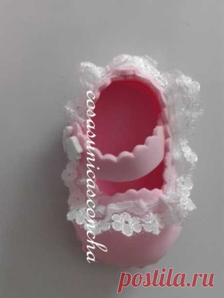 Imanes nevera, patucos bebe Estos zapatitos, tienen un imán para poderlo poner en la nevera. Estos en concreto han sido como regalo para mamas que estaban esperando su bebe, como un detalle. Pero los hago como regalo de bauti…