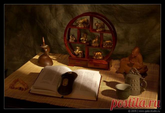 я точно знаю: время – не течет. ни под какой ни под лежачий камень оно как чай заваренный в стакане
густеет наливается и ждет...бывает...бывает день набух как черный лист и утонул – да будет он неладен!бывает чист как будто свыше даден поверхностен как молодой брассист на глади...