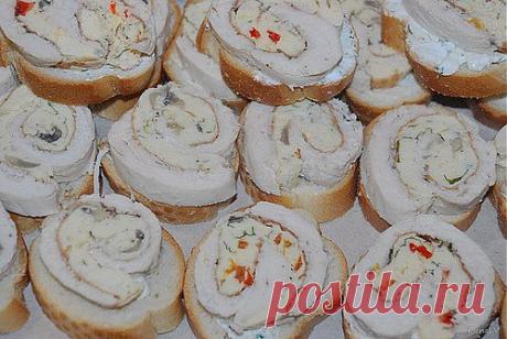 Очень вкусный, нежный куриный рулет с начинкой из омлета | Ваши любимые рецепты