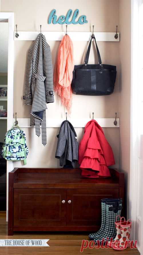 (1) IHeart Organizing Small entryways can be an organizational bear, but that didn't stop Jen from creating gigantic amounts of wall storage in a super…