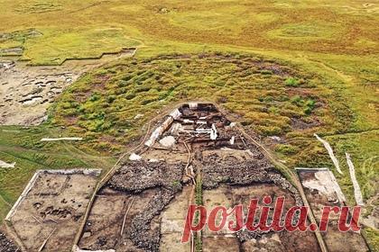 Археологи нашли в Туве уникальный скифский артефакт. Археологии Русского географического общества (РГО), отправившиеся в экспедицию в республику Тува, нашли на раскопках уникальный артефакт, который внешне напоминает корону. Он представляет собой металлическую пластину с зубцами. Специалисты уверены, что аналогов этой находки история кочевых народов еще не знает.