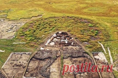 Археологи нашли в Туве уникальный скифский артефакт. Археологии Русского географического общества (РГО), отправившиеся в экспедицию в республику Тува, нашли на раскопках уникальный артефакт, который внешне напоминает корону. Он представляет собой металлическую пластину с зубцами. Специалисты уверены, что аналогов этой находки история кочевых народов еще не знает.