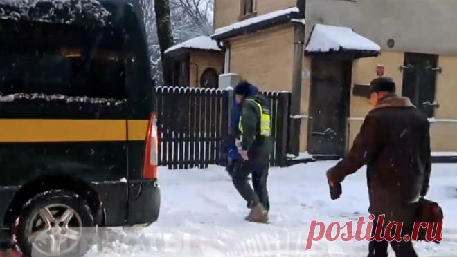 Выдворенного из Латвии российского пенсионера Каткова встретили на границе. Губернатор Псковской области Михаил Ведерников сообщил в Telegram-канале, что выдворенного из Латвии 82-летнего российского военного пенсионера Бориса Каткова встретили на границе в регионе. "Обеспечили все необходимое, окружили ...