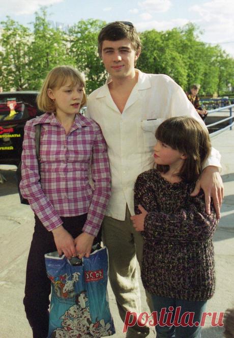 В 21 год окончила школу, стала актрисой без образования. Оксана Акиньшина и её непростой характер