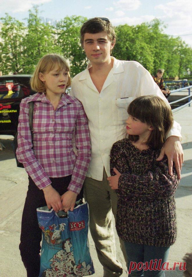 В 21 год окончила школу, стала актрисой без образования. Оксана Акиньшина и её непростой характер