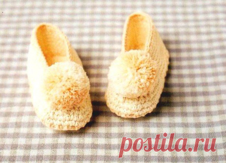 Жёлтые тапочки с помпонами