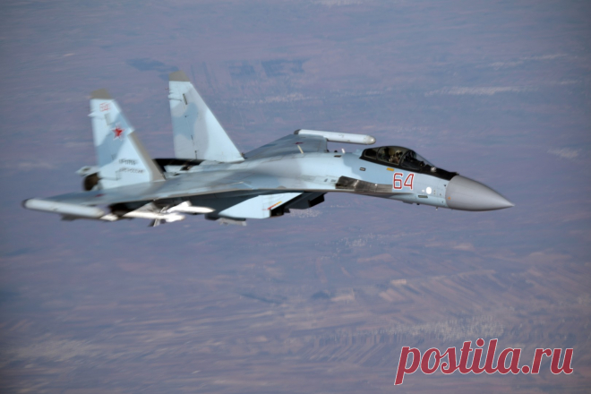 Су-35С эскортировал борт президента России с целым арсеналом новых и старых ракет — Naked Science Крайне любопытная фотография, демонстрирующая один из вариантов подвески вооружений для нового истребителя Су-35С. Как можно видеть, самолет несет по меньшей мере три принципиально разных типа ракет.
