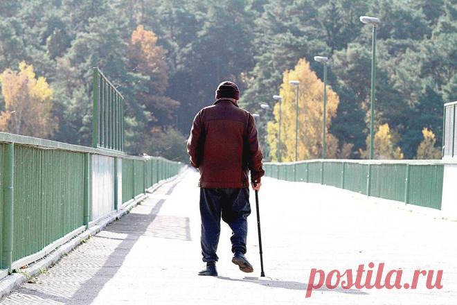 Dukrai namus padovanojusiam tėvui gresia benamio dalia   Savo dukteriai du namus padovanojęs 67-erių kaunietis dabar su ja bylinėjasi, nes bijo, kad su 18-mečiu sūnumi gali atsidurti gatvėje. „Tikrai nesitikėjau, kad man taip gali nutikti“, – atsiduso ir pravirko pensininkas. 
