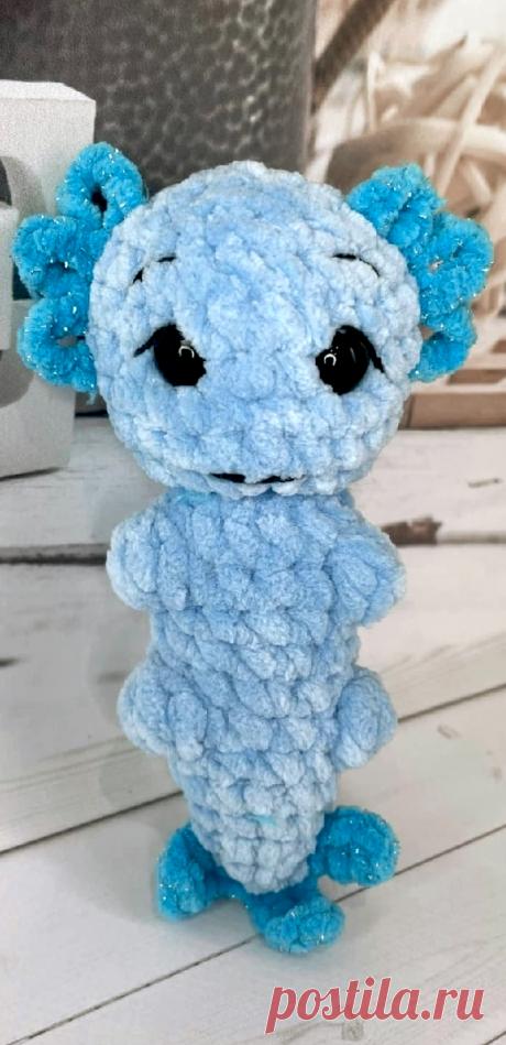 PDF Аксолотль крючком. FREE crochet pattern; Аmigurumi toy patterns. Амигуруми схемы и описания на русском. Вязаные игрушки и поделки своими руками #amimore - маленький аксолотль из плюшевой пряжи, плюшевая амфибия.