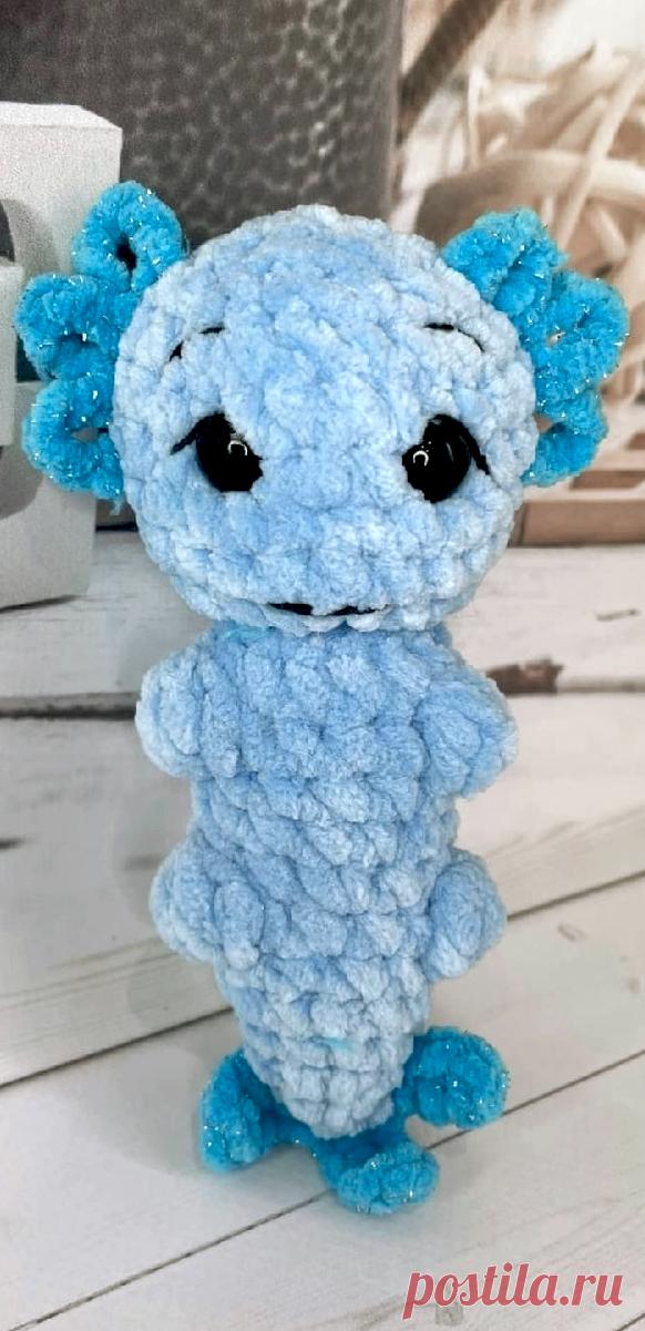 PDF Аксолотль крючком. FREE crochet pattern; Аmigurumi toy patterns. Амигуруми схемы и описания на русском. Вязаные игрушки и поделки своими руками #amimore - маленький аксолотль из плюшевой пряжи, плюшевая амфибия.