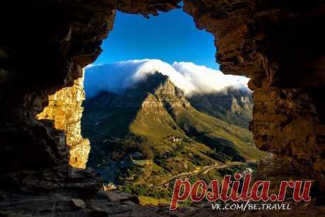 Столовая гора — гора, расположенная к юго-западу от Кейптауна на южном берегу Столовой бухты, одна из визитных карточек города (её силуэт изображён на флаге Кейптауна).