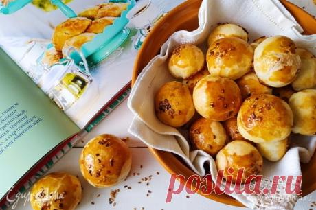 Хрустящие пирожки с мясом. Ингредиенты: тесто слоеное бездрожжевое, яйца куриные, кунжут