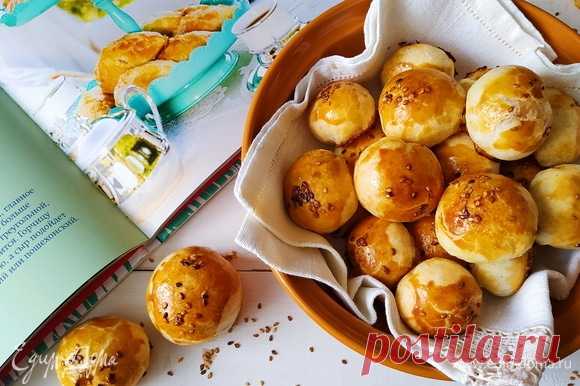 Хрустящие пирожки с мясом. Ингредиенты: тесто слоеное бездрожжевое, яйца куриные, кунжут