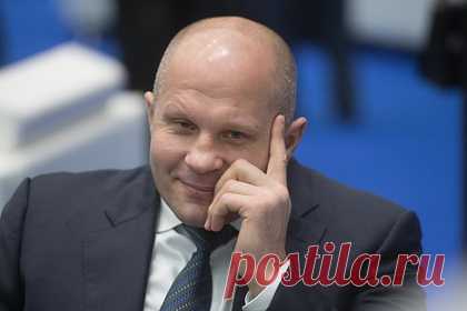 Федор Емельяненко призвал запретить фрик-бои. Российский боец смешанного стиля (MMA) Федор Емельяненко призвал к борьбе с непрофессиональными поединками, или фрик-боями. «В это должны включиться спортивные федерации. Надо запрещать такие бои. Нужно привлечь прокуратуру и решить вопрос на законодательном уровне», — убежден он.