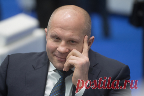 Федор Емельяненко призвал запретить фрик-бои. Российский боец смешанного стиля (MMA) Федор Емельяненко призвал к борьбе с непрофессиональными поединками, или фрик-боями. «В это должны включиться спортивные федерации. Надо запрещать такие бои. Нужно привлечь прокуратуру и решить вопрос на законодательном уровне», — убежден он.