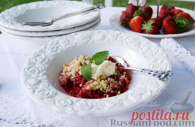 Рецепт: Крамбл с клубникой и ревенем (Rhubarb and strawberry crumble) на RussianFood.com