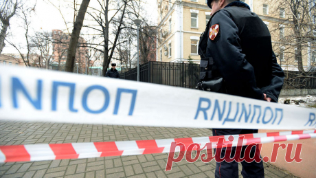 Жителям дома в Белгороде, где нашли подозрительный предмет, разрешили вернуться. Сотрудники оперативных служб завершили проверку подозрительного предмета, обнаруженного на крыше одного из многоэтажных жилых домов в Белгороде. По ее итогам жильцам двух эвакуированных подъездов здания разрешили вернуться в свои квартиры, ...