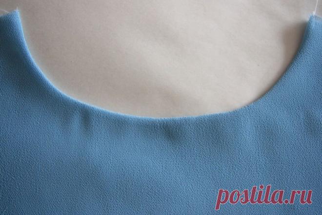 ​Обработка горловины в прозрачных тканях Обработка горловины в прозрачных тканяхЧасто изделия из прозрачных тканей делают на подкладке или чехле из той же ткани. Как в этом случае обработать горловину и проймы? Ведь широкие припуски просвечивают, а узкие высыпаются. В этом случае используют такую обработку:Шаг 1Детали верха...