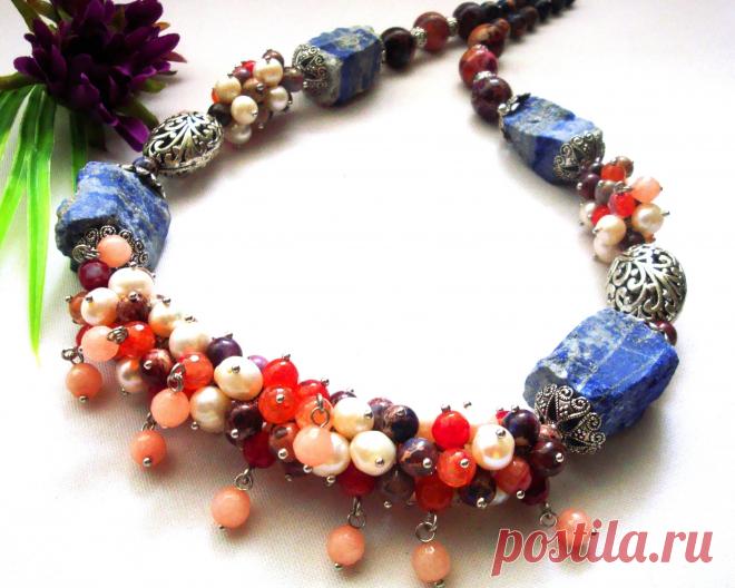 Колье  "Ситцевое настроение". Природные куски лазурита, агат, варисцит, жемчуг. Длина колье 55+5 см.