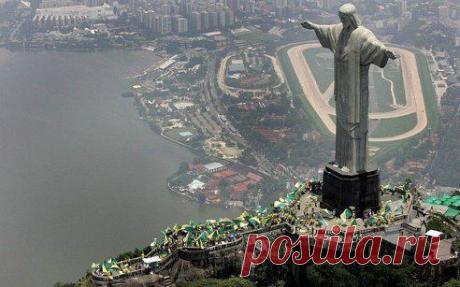 Статуя Христа-Искупителя на вершине горы Корковаду, Рио-де-Жанейро, Бразилия