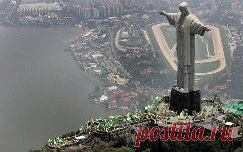 Статуя Христа-Искупителя на вершине горы Корковаду, Рио-де-Жанейро, Бразилия