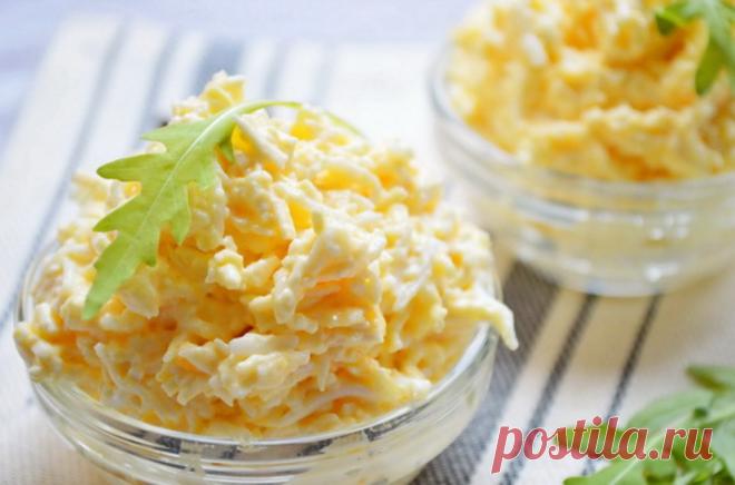 Єврейський салат: люблю його за ніжний і водночас насичений смак. Раніше готували майже в кожному домі Багато хто використовує цей салат як намазку, начинку для святкових тарталеток або крем для закусочних тортів. Варіантів використання безліч, адже це справді дуже смачно й прекрасно поєднується з різними стравами.











Для приготування вам знадобляться такі інгредієнти:




плавлені сирки – 2