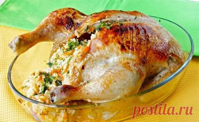 Курица с начинкой в духовке: готовлю каждый Новый год Готовим курицу с начинкой в духовке! Рецепт приготовления очень прост, а получается невероятно вкусно, красиво и сытно. Такая фаршированная курица украсит праздничный стол и понравится всем гостям.