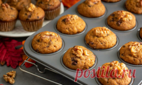 Маффины с шоколадными кусочками \ Мука цельнозерновая 250 г==Молоко 150 г==Клюква сушеная 100 г==Масло сливочное 100 г==Шоколад темный 100 г==Овсяные хлопья 100 г==Сахар коричневый 75 г==Сода 2 г==Яйцо куриное 1 шт.--Соль 1 ч.л.==Масло растительное
2 ст.л. ==Разрыхлитель 2 ч.л.